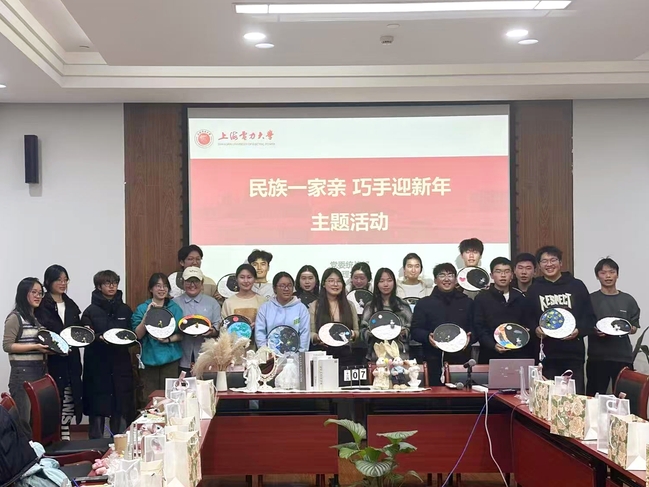 我校举办“民族一家亲 巧手迎新年”民族团结主题活动